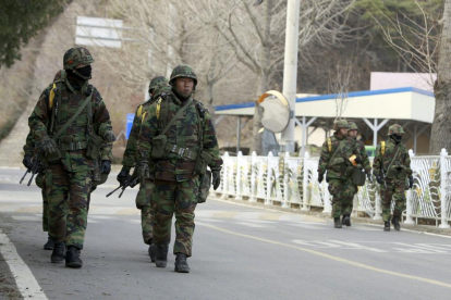 Soldats sud-coreans patrullen als voltants de la frontera amb Corea del Nord.