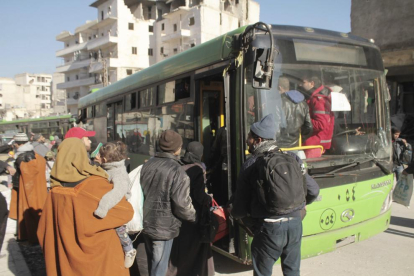 Imatge d’arxiu de civils sirians evacuats en autobusos com els atacats ahir a prop d’Alep.