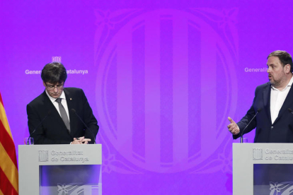 Carles Puigdemont i Oriol Junqueras van comparèixer junts ahir davant de la premsa per fer pública l’última remodelació del Govern.