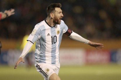 Leo Messi festeja uno de los tres goles que ayer le endosó a Ecuador y que valieron la clasificación.