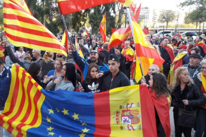 Unes 200 persones es manifesten a Lleida per a la unitat d'Espanya