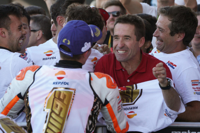 El piloto de Cervera celebró su cuarto título mundial de MotoGP y el sexto entre todas las categorías lanzando un dado gigante y sacando un seis, en alusión a la cifra de campeonatos.
