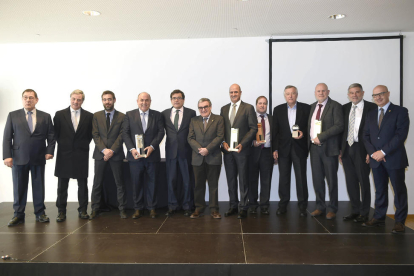 Els guanyadors, amb representants de les institucions i de Mercolleida.