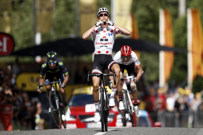 Barguil celebra su victoria de etapa con Quintana y Contador esprintando al fondo.