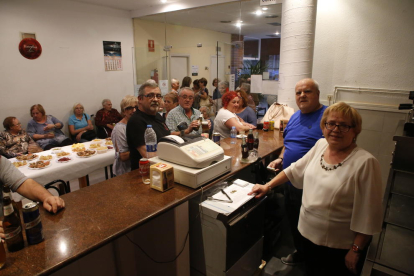 Els nous gestors de la cafeteria del centre cívic de la Mariola van organitzar una inauguració.