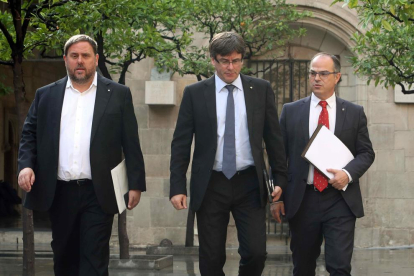 El president de la Generalitat, Carles Puigdemont; el vicepresident, Oriol Junqueras, i el conseller Jordi Turull, abans de la reunió setmanal del Govern.
