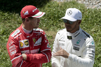 Vettel y Hamiton conversan después de firmar las dos primeras posiciones en Montmeló.