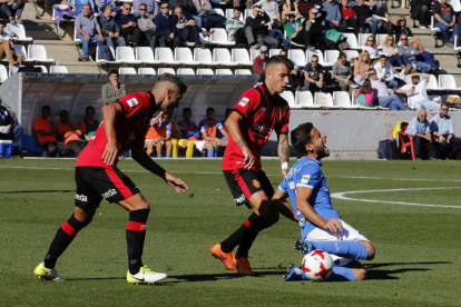 El jugador del Lleida Javi López és enderrocat per un rival del Mallorca, en una acció del partit disputat ahir al Camp d’Esports.