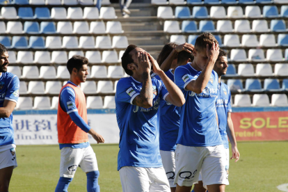 El jugador del Lleida Javi López es derribado por un rival del Mallorca, en una acción del partido disputado ayer en el Camp d’Esports.