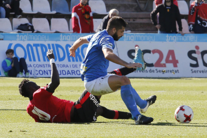 Andriu pugna con un jugador del Mallorca, en una acción del duelo de ayer ante el Mallorca.