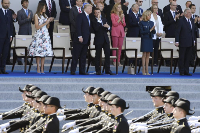Macron i Trump, durant la desfilada militar, es van fer una encaixada de 28 segons.
