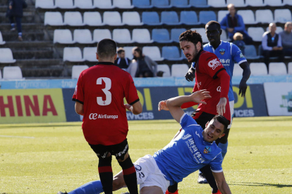 Valiente cae al suelo ante dos jugadores del Mallorca en una acción del partido de ayer.