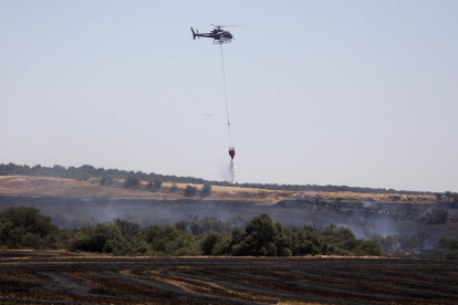 Un helicóptero trabajando en la extinción del incendio de Oliola. 