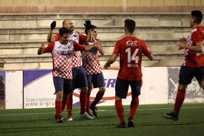 Els jugadors del Balaguer celebren el gol aconseguit per Adrià.