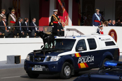 Vista de la zona de autoridades durante el desfile, con el rey Felipe a la derecha.