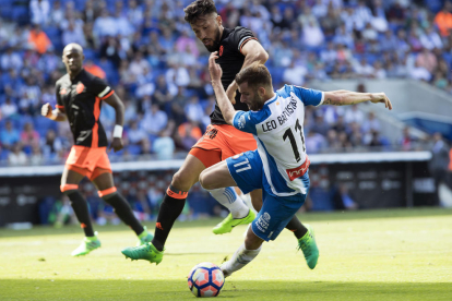 Ezequiel Garay disputa una pilota a Leo Baptistao, de l’Espanyol.