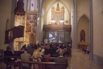 Concierto de órgano y soprano, ayer en Sant Agustí, que el público siguió también en una pantalla.