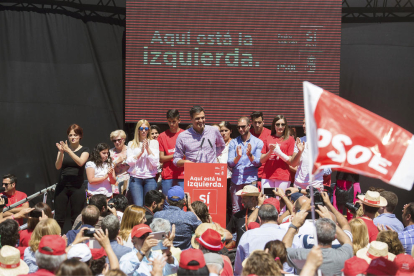 Pedro Sánchez es va envoltar de seguidors a Cártama (Màlaga).