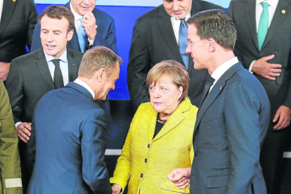 Angela Merkel conversa amb Donald Tusk, ahir, a Brussel·les.