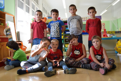 Los nueve alumnos que iniciaron ayer en curso en la escuela de Sant Esteve de Alàs. Los de delante son los nuevos.