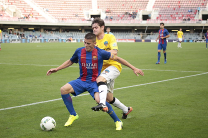 Xavi Quintillà intenta recuperar la pilota davant el blaugrana Alfaro.