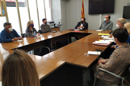 Un momento de la reunión de la conselleria de Trabajo con los sindicatos de cara a la campaña de la fruta en Lleida.