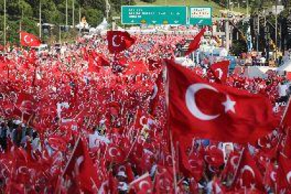 Una multitud recuerda en Estambul el primer aniversario del fallido golpe