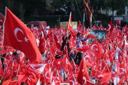 Una multitud recuerda en Estambul el primer aniversario del fallido golpe