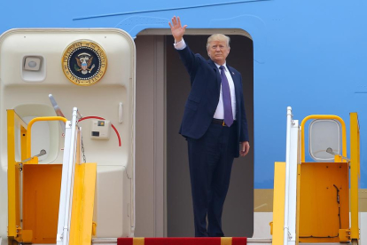 Donald Trump se despide de Hanoi (Vietnam) antes de volar hacia Manila (Filipinas).