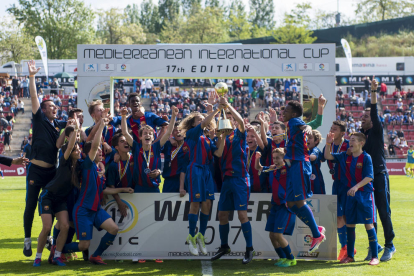El equipo infantil azulgrana, con el trofeo de campeón del MIC.