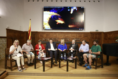 L’IEI va acollir ahir la presentació del primer calendari conjunt dels municipis fallaires inscrits com a Patrimoni de la Humanitat.