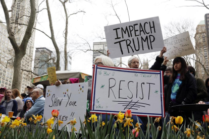 Manifestantes en Nueva York en la marcha contra Trump.