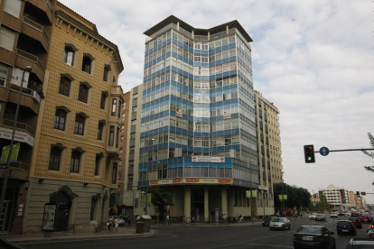 Vista del edificio de los sindicatos en avenida Catalunya.
