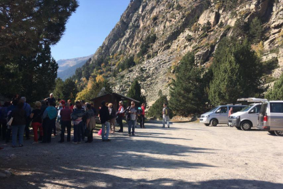 Un grup de turistes, ahir, a l’entrada del Parc Nacional d’Aigüestores, a la vall de Boí.