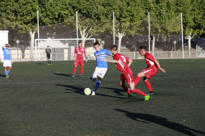 Una acción del partido disputado ayer en Gardeny entre el Lleida B y el Mollerussa.