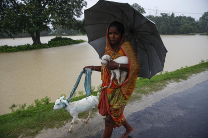 Més de 100.000 desplaçats per les inundacions al Nepal, amb 53 