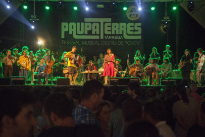 El concert d’Ethno Catalonia divendres al Paupaterres de Tàrrega, a la imatge esquerra, i un moment de l’actuació de Tronco a Maldaltura, a la foto dreta.