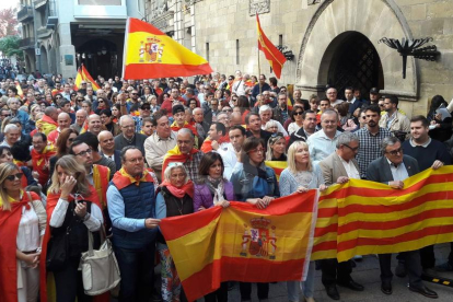 Unes 400 persones es manifesten a la plaça Paeria a favor de la unitat d'Espanya
