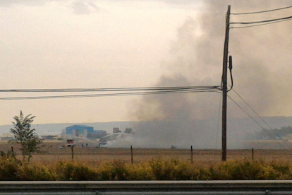 Una columna de fum després de l'accident de l'F-18.