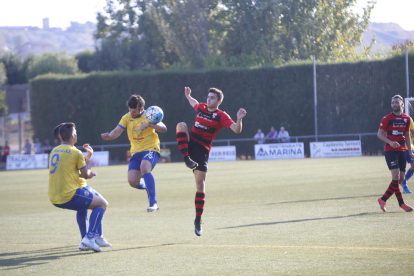 Un jugador del Vilaseca toca el balón con la mano ante el intento de un futbolista del EFAC de hacerse con su control.