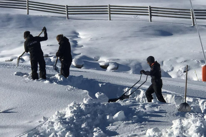 Els treballadors de Boí Taüll preparen l'estació per rebre els esquiadors aquest cap de setmana.