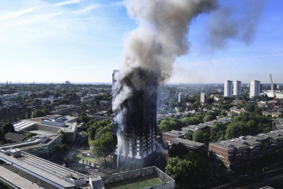 Una columna de humo cubre la Torre Grenfell en Lancaster West Estate, en Londres.