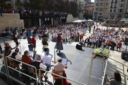 Un moment del festival de jotes d’ahir a la plaça Sant Joan, a càrrec del grup Raíces de ZA-HU-TE.