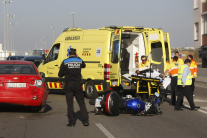 Imatge de la motocicleta i el cotxe implicats, ahir, ocupant tot el sentit Barcelona.