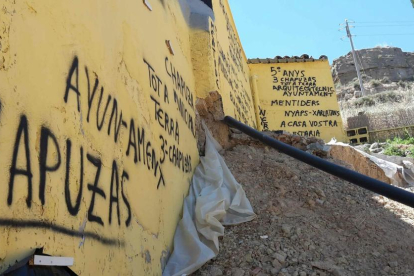 Pintades contra el consistori a la finca afectada a Alguaire.