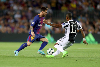 Messi encara a Douglas Costa en una acción del partido de ayer ante la Juve.