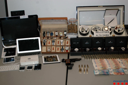 Rellotges, diners, material informàtic i telèfons que van confiscar al matrimoni Blanco Garau.