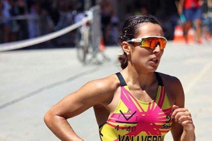 Natación, ciclismo y atletismo son las tres disciplinas que forman el triatlón, modalidad que practica la leridana Anna Vallverdú.