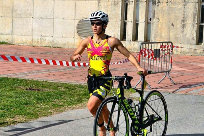 Natación, ciclismo y atletismo son las tres disciplinas que forman el triatlón, modalidad que practica la leridana Anna Vallverdú.