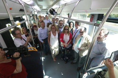 Ros, varios concejales y representantes vecinales hicieron ayer en bus el nuevo recorrido de la L5. 